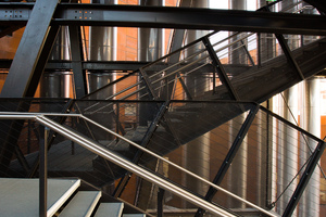  Eine skulpturale Treppenanlage am Campus Wien − gebaut mit Gitterrosten. 