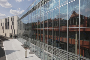  Die Atrium-Südfassade mit Südausgang. Das sogenannte Atrium läuft diagonal durch den Bau. 