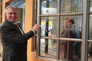  Der VFF-Präsident Detlef Timm schaut sich bei RP Technik ein Sprossenfenster aus Stahlprofilen an. 