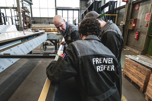  Die Fassadenflügel bestehen aus einem auf einer Richtbank präzise zusammengefügten, feuerverzinkten und dann schwarz lackierten Tragrahmen. 