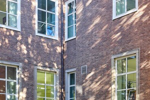  Während die Fenster des EG in Sandsteingewänden sitzen, wurden die Blendrahmen der oberen Fenster seinerzeit in Fenstergewände aus Stahlblech montiert. 