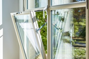  Das „Fenster im Fenster“, ein in den Drehflügel integrierter Kippflügel, ist eine Sonderkonstruktion aus dem Stahlprofilsystem Janisol Arte 2.0. 