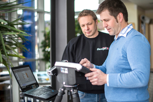  Armin Weber (l.) von Flexijet hat Peter Hiermeier in die Bedienung des 3D-Laseraufmaßsystems eingewiesen. 