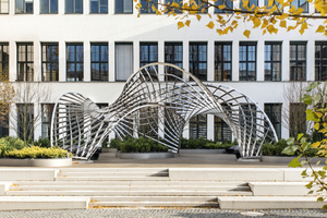  Auf dem Campus der TU München steht die Skulptur „Inside/Out“ von Dr.-Ing. Eike Schling. Metallbau Brandl hat sie gefertigt − Wert: ca. 100.000 Euro 