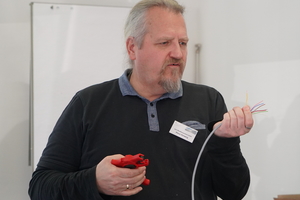  <div class="bildtext">Referent Klaus Vorwerg weist auf eine sorgfältige Installation der Kabel hin. </div> 