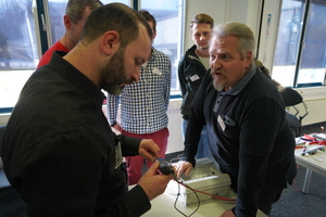  Klaus Vorwerg (r.) zeigt, wie man die Stromspannung richtig mit dem Multimeter misst. 