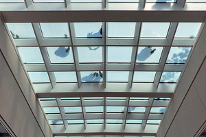  Blick nach oben aus der 36 Meter hohen Grand Hall auf das Oberlicht/den begehbaren Glasboden. 