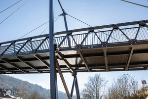  Die an Ober- und Untergurt durchlaufende Dreifeldbrücke ist in ihrem mittleren Feld über Zugstäbe an den Pylonen aufgehängt.  