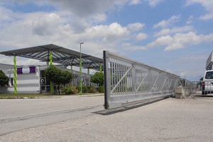  Falken Tore ist für Aluminium-Einfahrtstore und Zäune im Industriebereich mit bis zu 20 m freitragender Spannweite bekannt. 