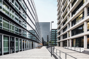  Harmonisches Zusammenspiel der Hotelfassade mit der sanierten Fassade des Spiegel-Verlagshauses. 