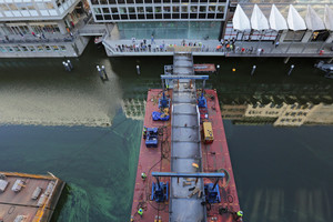  Eine Fußgängerbrücke über das Alsterfleet verbindet den „Alten“ und den „Neuen Wall“ der Hansestadt. 