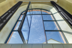  58 Rundbogenfenster hat das Unternehmen Gast Stahl- und Metallbau gemaß der Vorgaben des Denkmalschutzes saniert. 