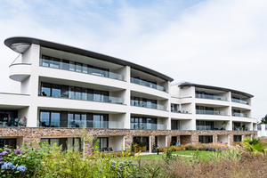  Bei der Wohnresidenz Ocean House in St. Austell/England wurde an den Balkonen der Apartments Easy Glass Smart von Q-railing installiert.  