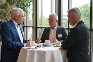  Networking in den Pausen: Referent Christian Anders (l.) im Gespräch mit Bernd Klein von Inoclad Engineering. 