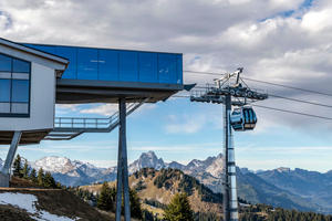  Durch den auskragenden Glasbau wird die Hanglage der Bergstation deutlich. 