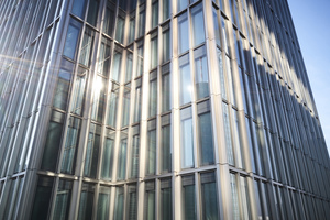  Die gleichmäßige Gliederung der Fassade durch in Silberton schimmernde Aluminiumelemente betont die Form des 38 Stockwerke hohen Gebäudes. 