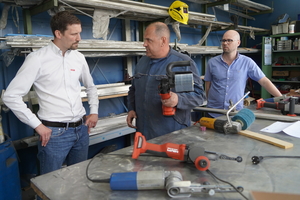  Hilti Außendienstmitarbeiter Bernhard Vogel (l.) holt sich gerne ein Urteil über neue Maschinen von den Fachkräften in der Werkstatt ein. 