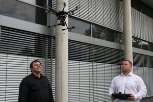  Metallbaumeister Walter Heinrichs (l.) und der IT-Spezialist Thomas Gerard (r.) bieten über die Firma 3D Lasca in Aachen Drohnenscans als Dienstleistung an. 