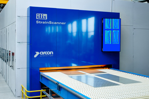  An einen der ESG-Vorspannöfen schließt sich der StrainScanner an. arcon und ilis haben in Kooperation eine Inline-Messtechnik zur Verfügung gestellt, die Glasscheiben hinsichtlich Anisotropie bewertet. 