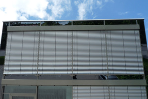  Die windstabilen Raffstores von Flexalum halten je Behangbreite Windstärken von bis zu 22 m/s stand.  
