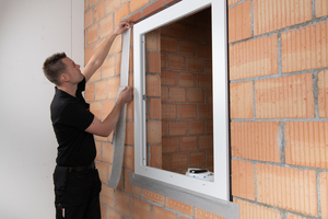  Das Fensteranschlussband Ampacoll Fenax ist außen und innen verwendbar und eignet sich für viele Montagesituationen wie etwa an einem bündig eingesetzten Fenster. 