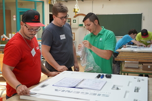  Der Technische Lehrer Antonio Bava (r.) gab den Auszubildenden bei der Montage des Alufensters Hilfestellung. 