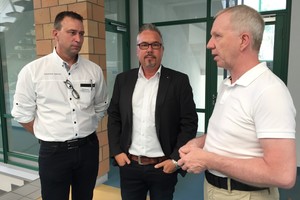  Siegenia Aubi unterstützt als Industriepartner die Akademie GFF. Ralph Wentland, Mark Meyer, Vertriebsleiter Aluminium International und Schulleiter Waldemar Dörr (v.l.). 