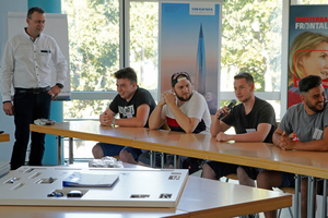  Einen Tag lang hat Ralph Wentland 20 Auszubildende der Gewerblichen Akademie für Glas-, Fenster- und Fassadentechnik in Karlsruhe zum Thema Beschlag unterrichtet. 