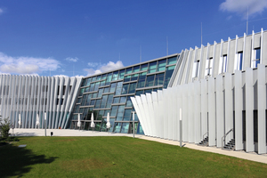  Die Fassade der Anton-Bruckner-Privatuniversität in Linz ist mit Effekt-Pulverlacken von Tiger beschichtet. 