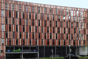  Die Stahlblechfassade eines Parkhauses in Freiburg wurde von Bader mit NCS-Farben beschichtet. 