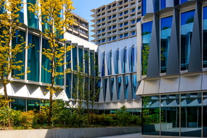  Bürgerspital Solothurn: An der Innenhoffassade dienen die mächtigen Aluminiumschilder als Brise Soleil. 