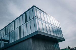  Exaktheit und Geradlinigkeit in vollendeter Form zeigen ZSB Architekten beim neuen Dienstleistungsgebäude der Firma Zweifel Pomy-Chips in Spreitenbach. 