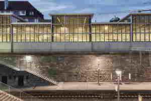  Mit einer Länge von 250 Metern erhebt sich der imposante Bau entlang der Bahnlinie beim Bahnhof Zürich-Wiedikon.  