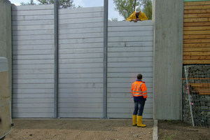  Die HWS-Wand in Öblingen schützt mit einer Höhe von 4,60 m vor Hochwasser an der Donau. 