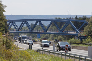  Über ein Wochenende im August wurden die Brücken eingebaut und am Montag rollte der Verkehr wieder über die A45.  