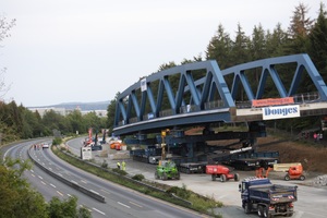  Am Tag vor der Einfahrt waren bereits die temporären Auflager der nördlichen Brücke entfernt worden und die Brücke ruhte auf den SPMT.  