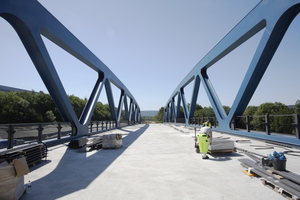  Beide Brücken wurden bis auf die oberste Asphaltdecke und die seitlichen Fahrbahnbankette vorgefertigt. 