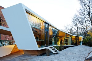  In der Kunst- und Architekturschule „bilding“ in Innsbruck sind vier Isolar Solarlux A-Typen verbaut, die trotz unterschiedlicher Eigenschaften keine Farbunterschiede zeigen.  