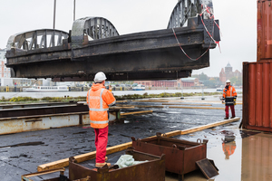  Hafendrehbrücke in Lübeck: 320 Tonnen Stahl hingen am Haken des Schwimmkrans ENAK im Lübecker Hafen.  