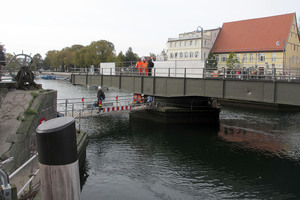  Die Bahnhofsbrücke in Rostock-Warnemünde ist fast 44 Meter lang. Die Drehbrücke aus dem Jahr 1903 wurde von Schorisch Magis saniert.  