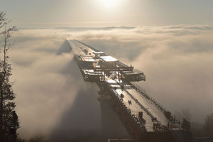  Die Hochmoselbrücke: 160 Meter über dem Tal und vor allem im Herbst hin und wieder von Wolken eingebettet:  