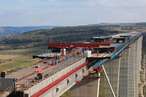  Die Verbindung ruht auf zehn Stützen mit Höhen zwischen 20 - 150 m, die Abstände betragen zwischen 105 und 210 m.&nbsp;  