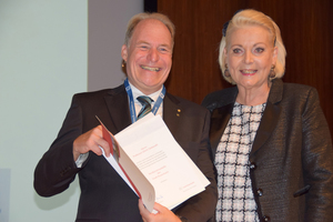  Als Dank für die Verdienste um die Entwicklung von Stadt und Region überreichte die Oberbürgermeisterin Gabriele Bauer Prof. Sieberath die Verdienstmedaille der Stadt Rosenheim. 