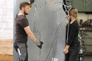  Die Marienfigur ist in Arbeit genommen. Im September hat metallbau über die Metallgestalterin Jasmin Sauer (r.) berichtet — Siegerin des Bundeswettbewerbs. 