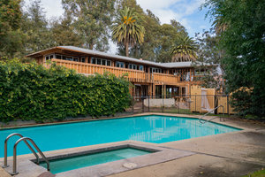  1941 ließ Thomas Mann im Nobel-Vorort Pacific Palisades in Los Angeles sein Wohnhaus im Bauhaus-Stil errichten. 