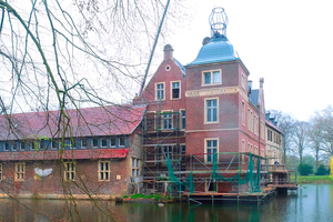  Das Wasserschloss Senden bei Münster hat dieses Jahr im Rahmen der denkmalgerechten Restaurierung eine neue Turmspitze erhalten. 