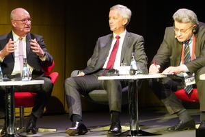  Dr. Eckhard Keil (l.) sieht im deutschen Markt keinen Konsens in der Verkaufskette Hersteller, Händler und Verarbeiter zugunsten Massenabsatz auf einen Preisaufschlag für Komponenten mit Mehrwert zu verzichten. 