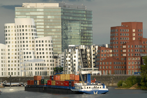  Den glänzenden Mittelpunkt des Neuen Zollhofs in Düsseldorf bildet die in vertikalen Wellen gestaltete Edelstahlfassade des mittleren Turms. 