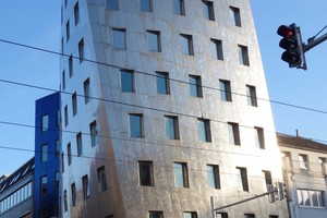  Der Gehry Tower in Hannover besteht aus 2.800 handgeschliffenen Edelstahlblechen. 