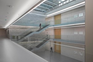  Auch bei den stockwerkverbindenden Treppen wurde das GM-Railing-System von Glas Marte eingebaut. 